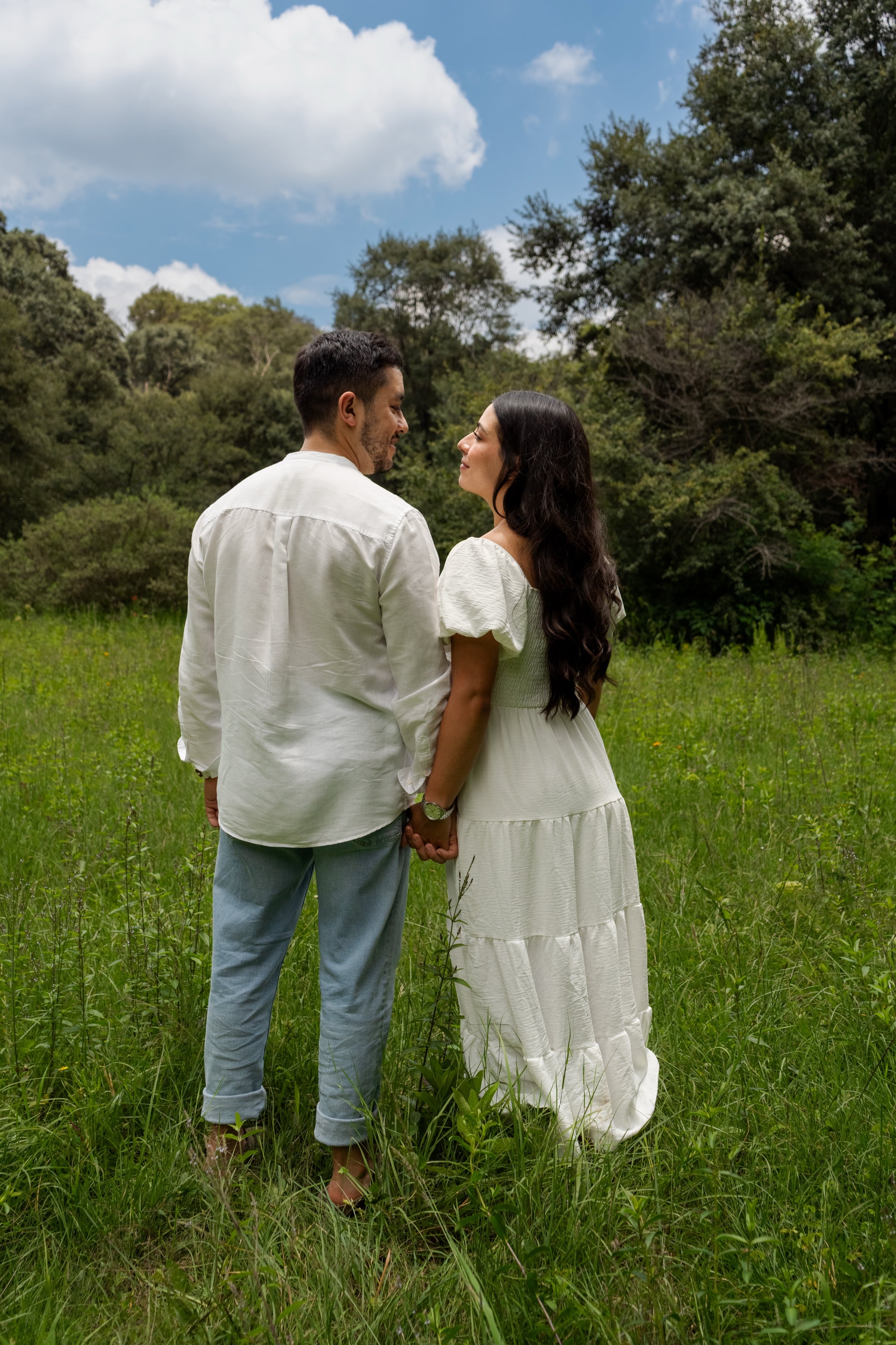 Pamela y Samuel juntos en un campo